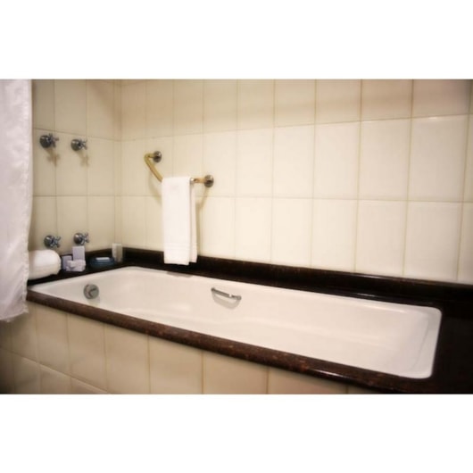 Banheira Acrilbath Individual Topline 155x79x42cm Com Hidromassagem Ouro Fino - Imagem principal - 9d586e54-3b0b-45f5-b0b5-a509cd35036f