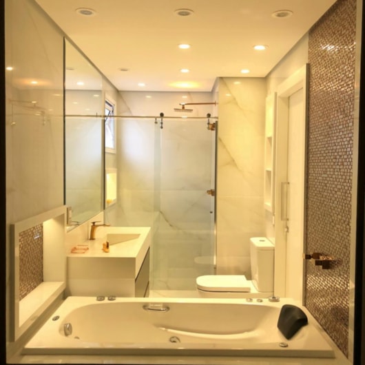 Banheira Acrílica Individual Tulipacril Standard 165x80cm Com Hidromassagem Ouro Fino - Imagem principal - 6002ec54-bc6b-4701-845e-0a99bbacb594