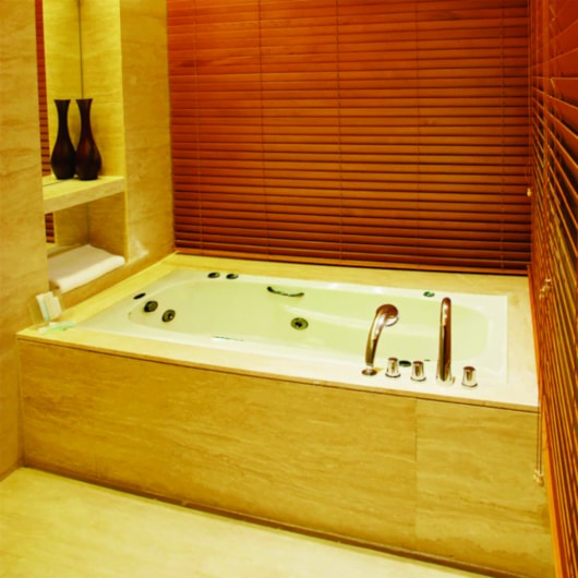 Banheira De Hidromassagem Premium Tulipacril Ouro Fino 165x080 - Imagem principal - 3485c7e3-478e-4632-bfa6-46c47dac1892