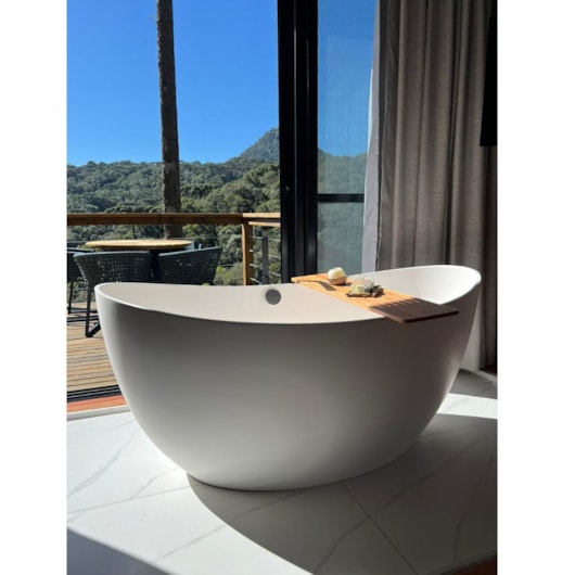 Banheira De Imersão Duramat Sampa Branco Fosco Acetinado Com Giroacqua Dourado Sabbia - Imagem principal - f6f4aa7b-79c4-4011-8483-e45364b36000