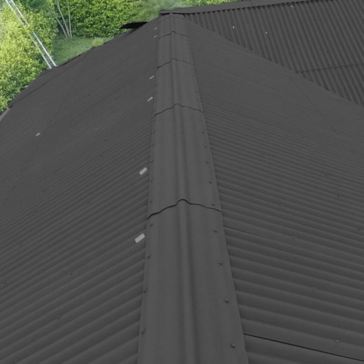Cumeeira Preta Onduline 200x48cm - Imagem principal - c5c55425-3db4-4036-a650-3d27e8bdd8a5
