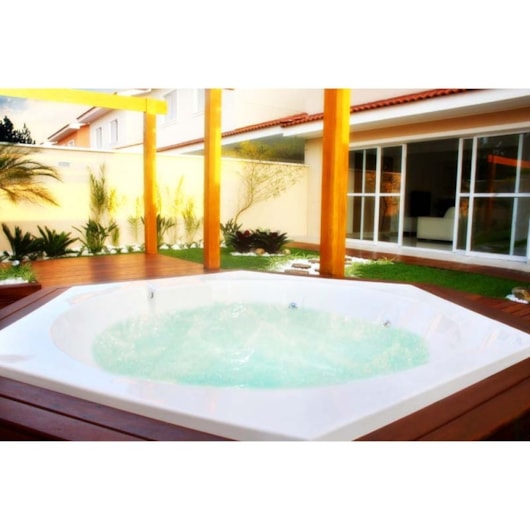 Deck De Madeira Sextavado Para Spa Therma Com Escada Ouro Fino - Imagem principal - 73ab2c4b-e998-4543-a8db-530ae366e338