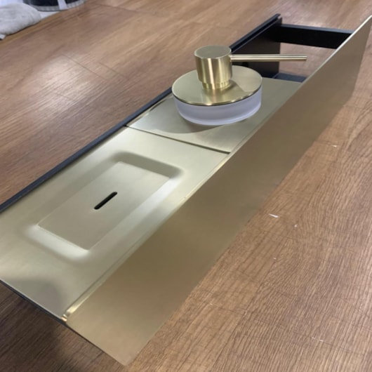 Dispenser De Sabão Para Canal Ouro Escovado Lexxa - Imagem principal - 4d7ab34c-0c54-46b7-a858-558883f030c9