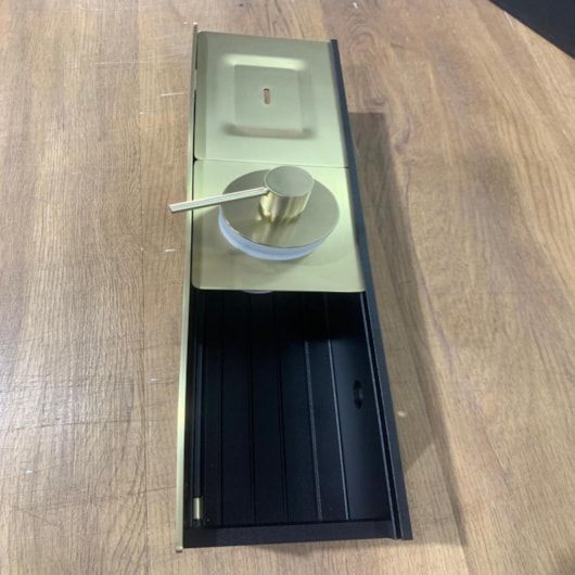 Dispenser De Sabão Para Canal Ouro Escovado Lexxa - Imagem principal - e5377ae1-6380-4c61-9d87-8c46f514a3c3