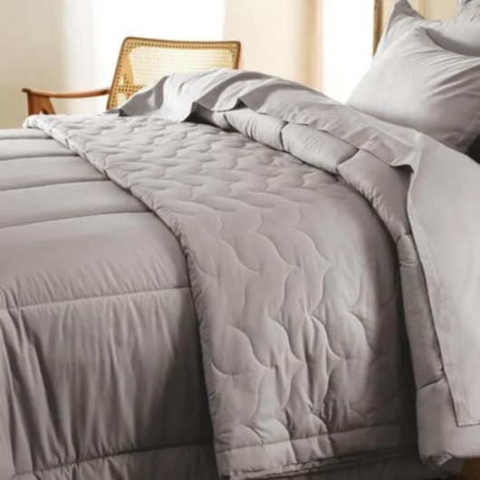 Edredom Tom Titanio Solteiro Cinza 200 Fios Karsten 180x250cm - Imagem principal - f1d6e484-63d2-4cd9-ac25-59250b6c2485