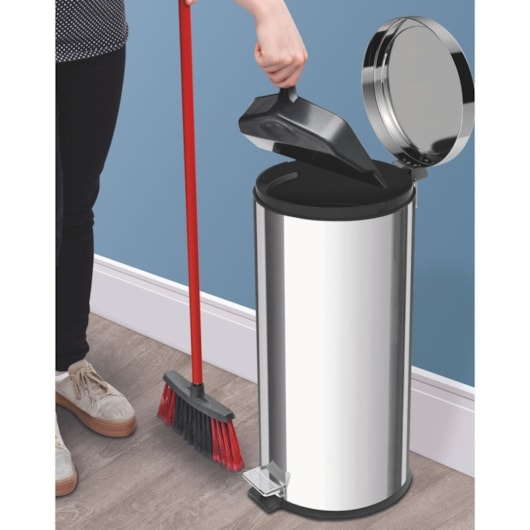 Lixeira Inox com Pedal Brasil com Acabamento Polido e Balde Interno Removível 30L Tramontina - Imagem principal - d2c320c6-9a2e-4062-85ab-59878df527dd