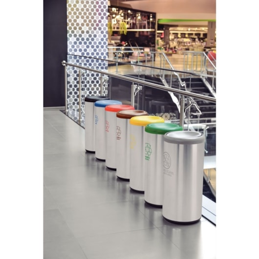 Lixeira Inox Piemonte 40 L com Acabamento Scotch Brite e Tampa Basculante Preta em Polipropileno Tramontina - Imagem principal - 6ae5896f-3fe9-4157-8e28-d2c681319042