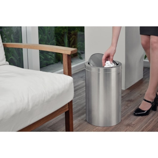 Lixeira Inox Swing com Acabamento Scotch Brite e Tampa Basculante 20 L Tramontina - Imagem principal - 3e786aeb-50e5-4a8b-a173-40b4277d3359