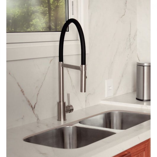 Misturador Monocomando de Mesa para Cozinha Versatille Black em Aço Inox com Mangueira de Silicone Preto Tramontina - Imagem principal - 4bf11e7f-604a-4835-a71f-f2d80b55ff68