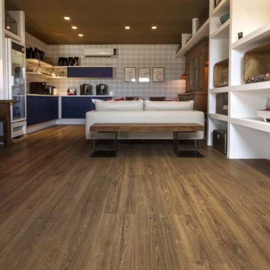 Piso Laminado Eucafloor Acqua Resist New Evidence Classic Oak(R)(18)(22) 29,2X135,7cm - Imagem principal - 071f69dd-f6e7-490a-b7e5-bc2033c13d7d