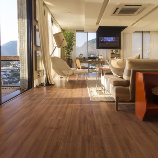 Piso Laminado Eucafloor Carvalho Chamonix Acqua Resist Max Elegance 35,7X135,7cm - Imagem principal - dc865849-d18e-42c9-acc0-74cd5487f96f