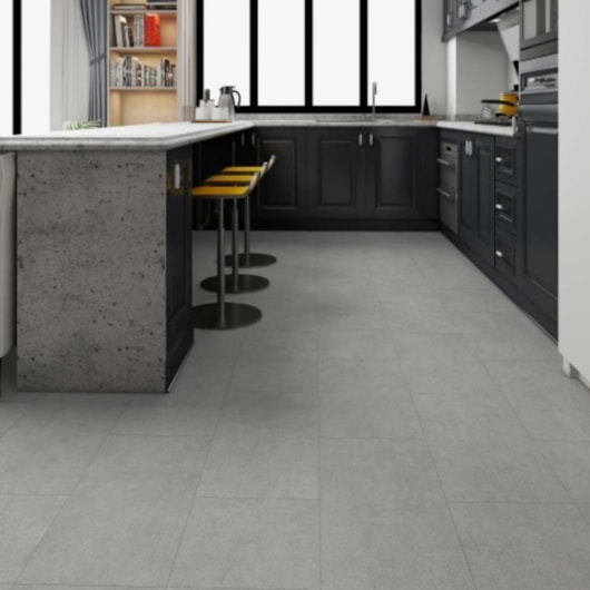 Piso Vinílico Biancogres Cittá Studio Cemento Grigio 2,5mm Capa 0,30 94x94cm - Imagem principal - e04420ae-d485-45b0-868a-15bdbc894338