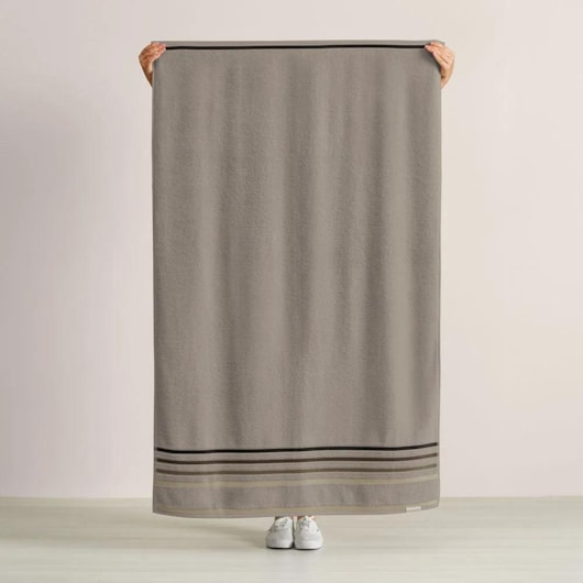 Toalha De Banho Lumina Cinza Lunar Com Greige Karsten 86x150cm - Imagem principal - a7c24cc7-542f-4fb6-979e-c7ebcb3381f3