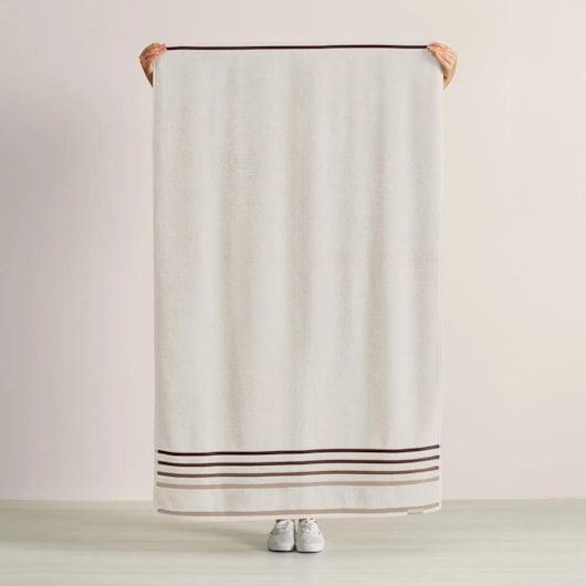 Toalha De Banho Lumina Ivory Com Greige Karsten 86x150cm - Imagem principal - 0c3982bc-692d-4fe2-b7d3-97fe4092a4bb