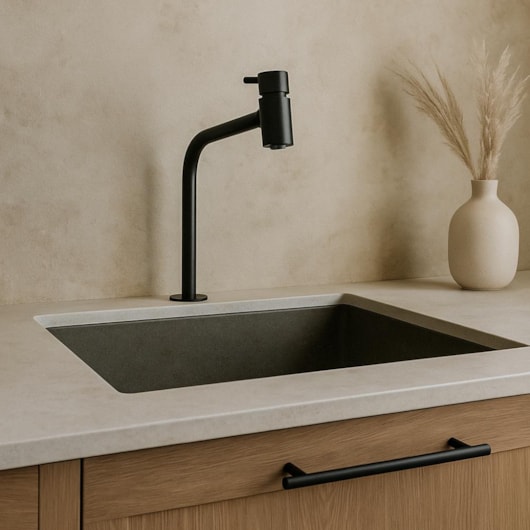 Torneira de Mesa p/Lavatório  Bica Alta Bello Black Preto Fosco Romar - Imagem principal - da417ec6-6989-453a-8045-e79f551502e0