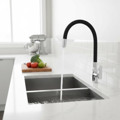 Torneira de Parede p/Cozinha Bica Móvel Pratic Black Cromado Romar