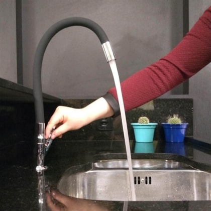 Torneira Para cozinha De Mesa Bica Média Flexível 1173 C36 Cromado/ Preto Meber